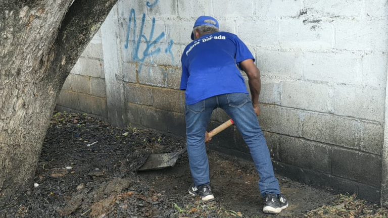 Limpian derrame de aceite que ponía en peligro a transeúntes y conductores cerca del terminal de Charallave