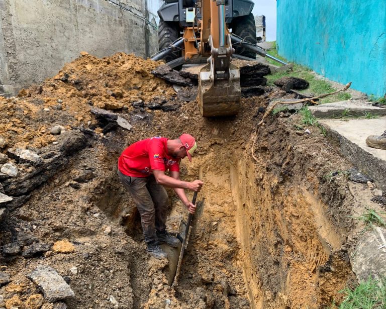 Reparan tubería de agua potable en el sector Cerro Colorado tras la afectación por el sismo