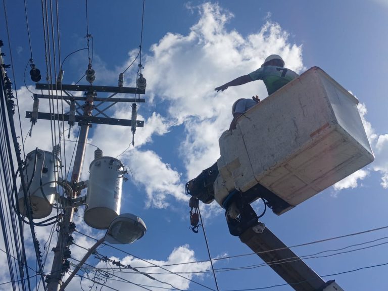 Restablecen servicio eléctrico en el sector Tuntún tras sustitución de transformador