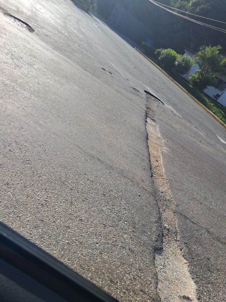 Se reabre zanja en la carretera Baruta–Hoyo de La Puerta y vecinos exigen plan de asfaltado