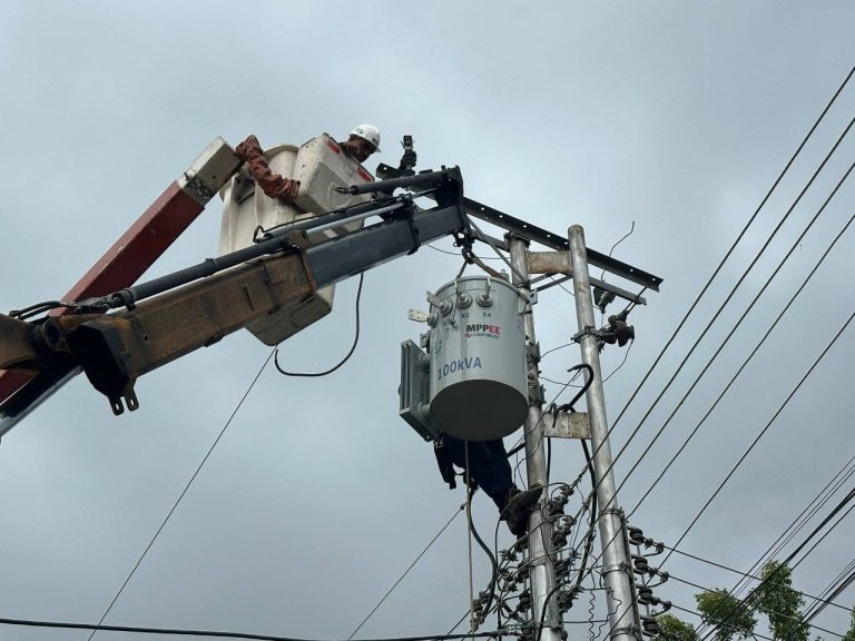 Sustituyen transformador de 100 KVA en Lomas de Guadalupe
