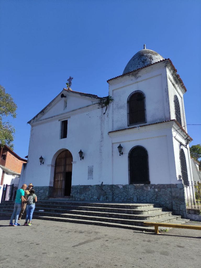 Templo parroquial del Carmen en Paracotos recibe etiqueta roja tras inspección sísmica