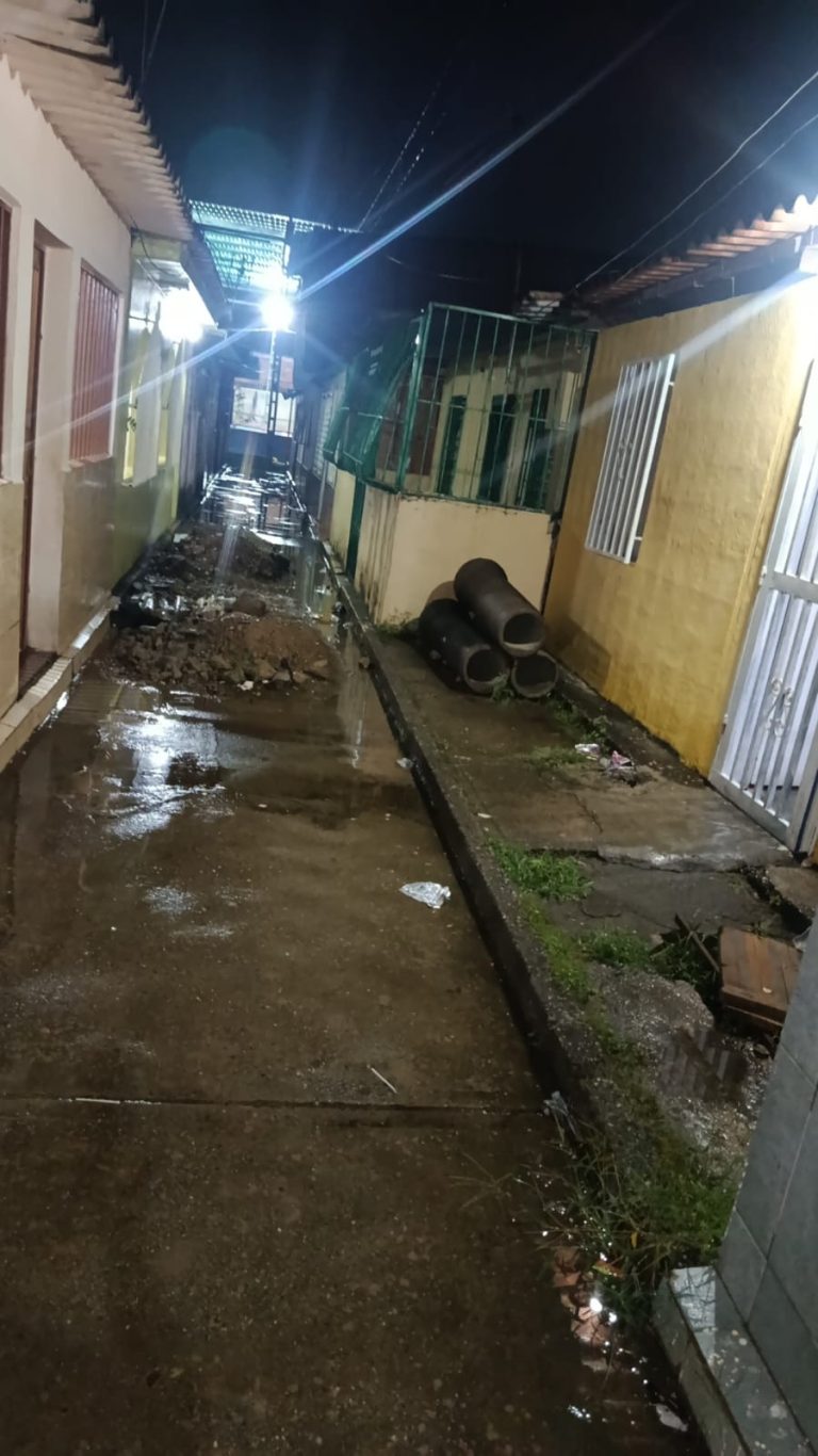 Vecinos del Sector 4 de Viposa en Nueva Cúa denuncian dos meses conviviendo con un bote de aguas servidas
