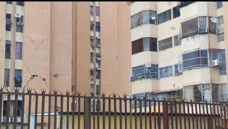 Más de 300 familias de Res. Altamira en Santa Teresa del Tuy esperan respuestas tras una semana de ser desalojados por los sismos