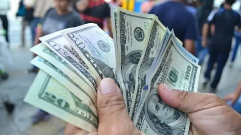 Llegan a Venezuela las primeras remesas de dólares en efectivo