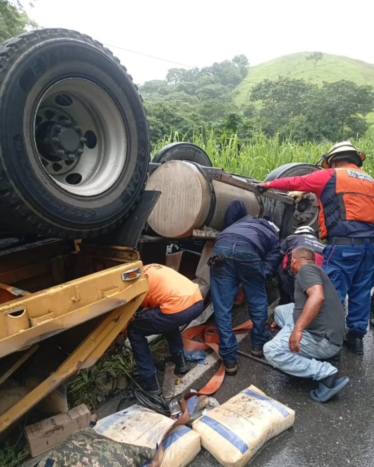 ‎Conductor murió tras volcar una gandola cargada de cemento en la carretera nacional Cúa–San Casimiro