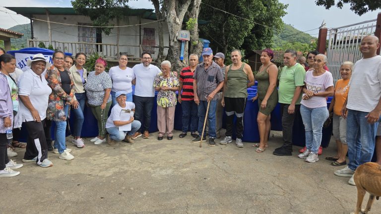 Más de 90 familias en Tacata recibieron tanques para almacenamiento de agua