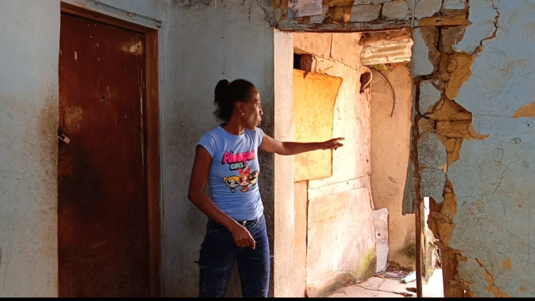 A cinco semanas del doble terremoto: madre en Tacarigua pasa «las noches llorando» esperando ayuda