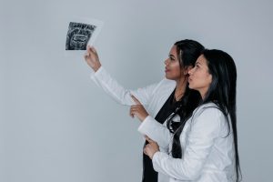 La Dra. Karina García impulsa Healthy Smile Foundation: una iniciativa para devolver la sonrisa y la dignidad a los adultos mayores