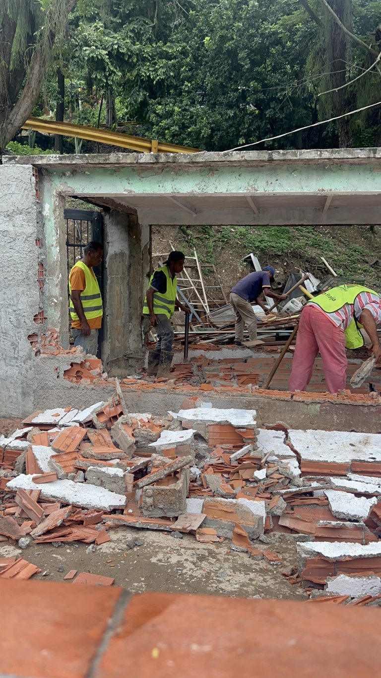 Demuelen estructura no permisada en El Peaje de Paracotos