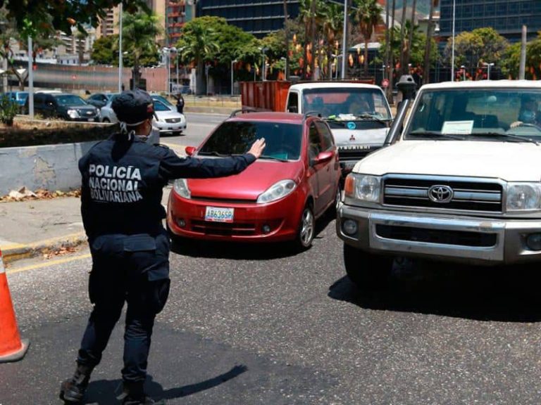 Reiteran que revisar teléfonos y retener documentos en alcabalas es ilegal
