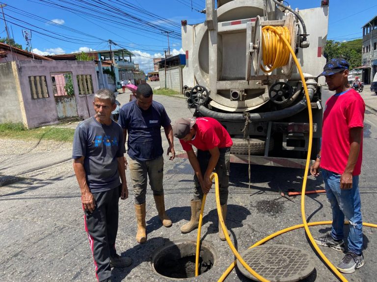 Atienden con camión vactor alcantarillas en El Rodeo de Ocumare del Tuy