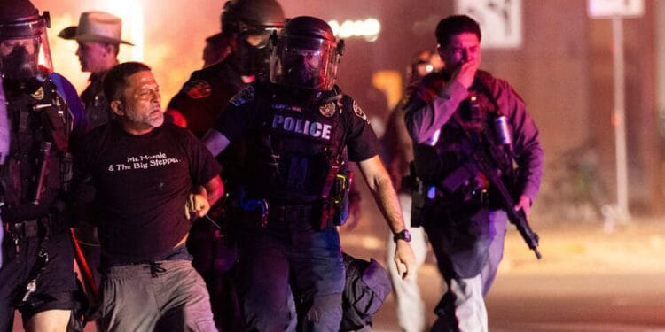 Baleado, una cirugía negada y un error del sistema: la pesadilla del migrante venezolano detenido en Texas