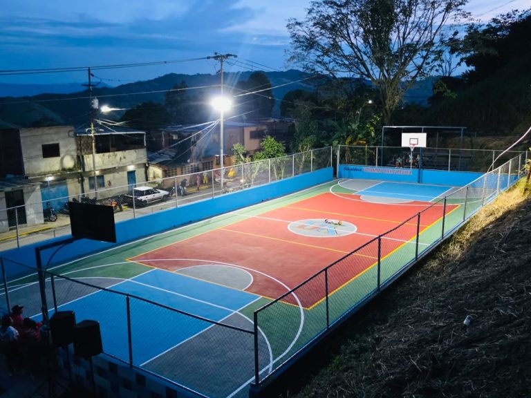 Cancha y planta potabilizadora de agua estrenan en Las Brisas de Cristóbal Rojas