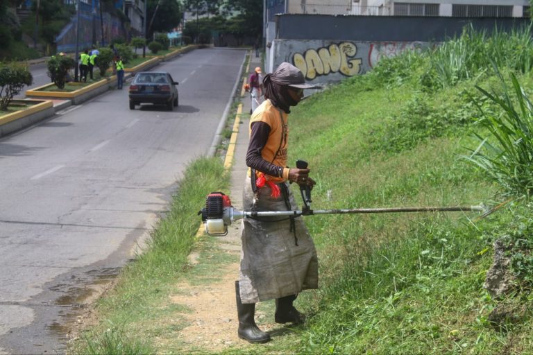 Despliegan cuadrilla para saneamiento en la avenida Miranda de Ocumare del Tuy
