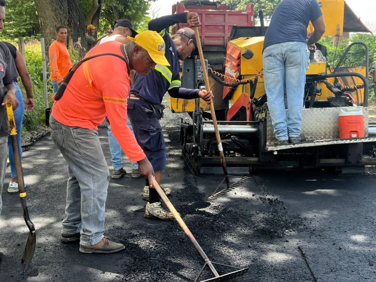 Ejecutan asfaltado en el sector Rangel de Ocumare del Tuy