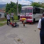 Fuerte choque entre autobús y motocicleta deja un motorizado mal herido en Ciudad Miranda (+Video)