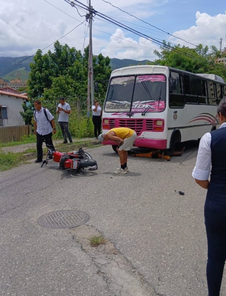 Fuerte choque entre autobús y motocicleta deja un motorizado mal herido en Ciudad Miranda (+Video)