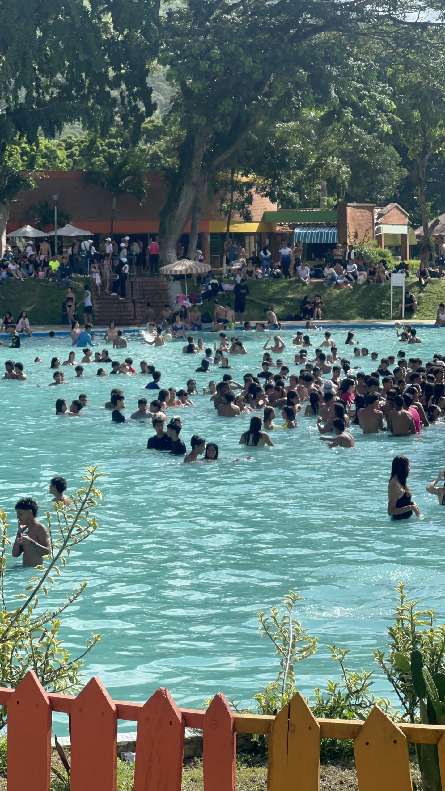 Más de 1400 bachilleres de Guaicaipuro celebraron su graduación con un día de  piscina en el club Paracotos