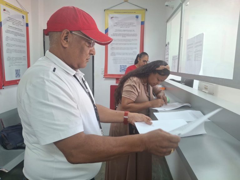 Once familias del sector 05 de La urbanización  la Nueva Virginia firman títulos individuales de propiedad en Paz Castillo