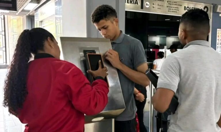 Realizan prueba de pago digital en el ferrocarril tuyero
