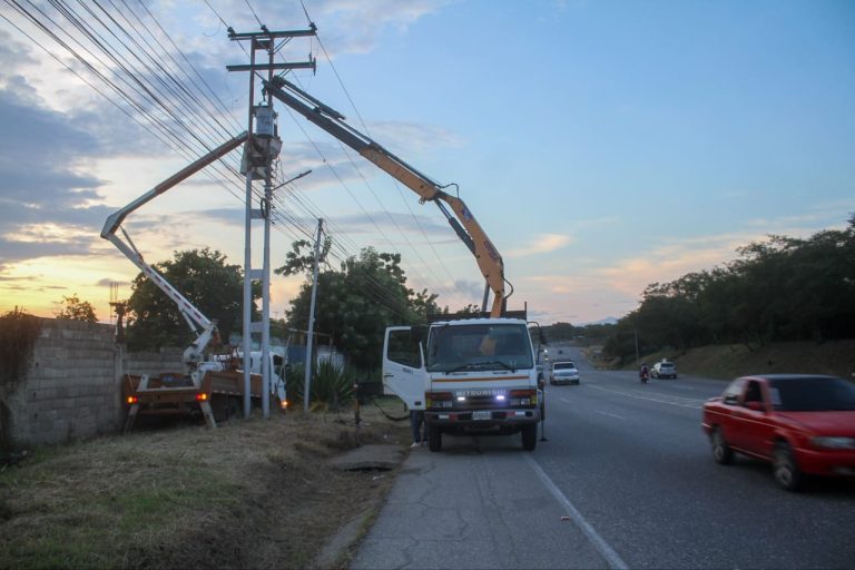 Sustituyen transformador de 25 kVA en la autopista Charallave-Ocumare del Municipio Tomás Lander