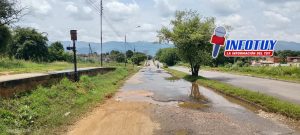 Vecinos de Alto de Soapire denuncian cinco años de abandono vial por bote de agua incontrolado