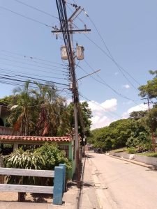 Vecinos de Cúa exigen atención urgente ante el riesgo inminente de colapso de un poste eléctrico