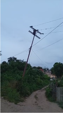 Vecinos de El Gran Chaparral denuncian poste eléctrico en riesgo de caer