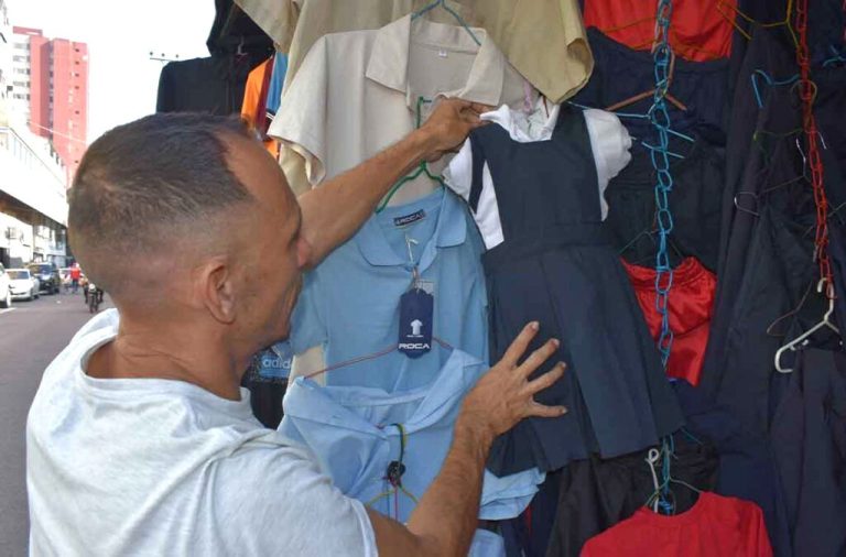 Familias larenses gastan hasta 150 dólares por estudiante para completar uniformes escolares