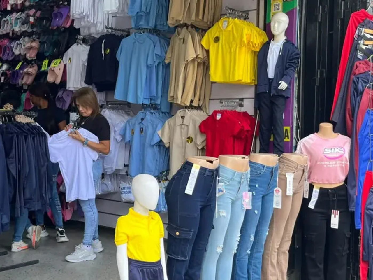 Familias larenses gastan hasta 150 dólares por estudiante