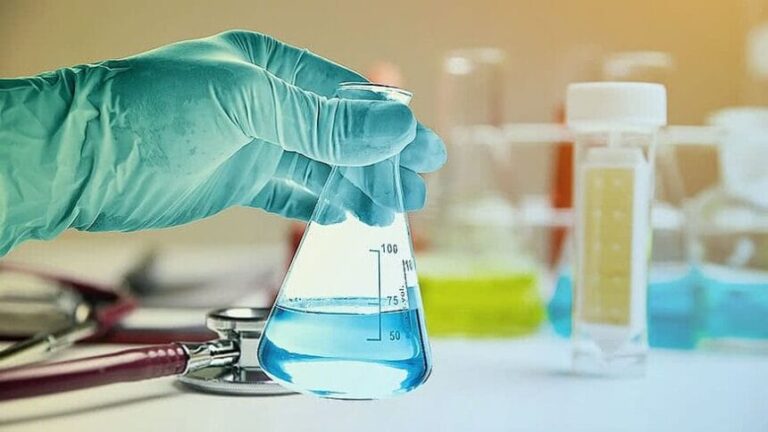 Asoquim alerta que producir en Venezuela cuesta más que importar y propone un plan decenal de 10.000 millones de dólares para salvar a la industria química