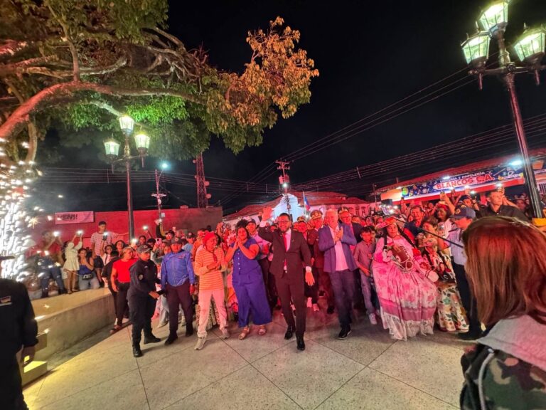 Cueños cuentan con una plaza Bolívar reinaugurada y modernizada