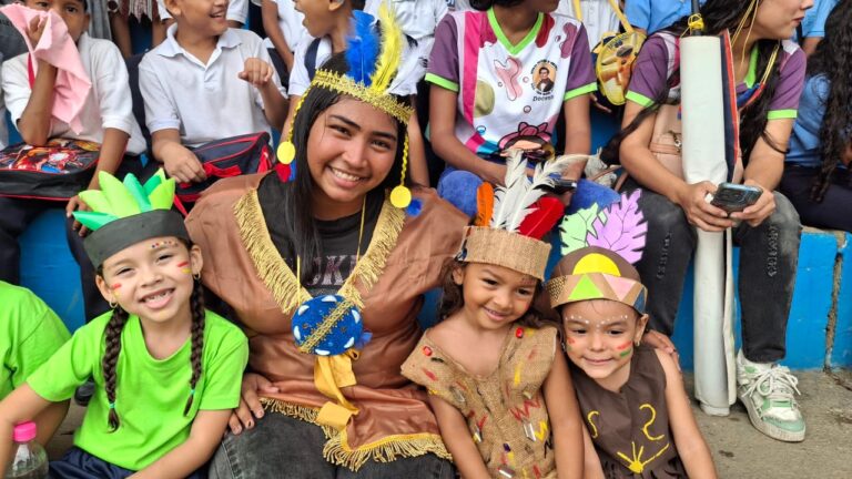 Estudiantes de Paz Castillo conmemoraron el Día de la Resistencia Indígena