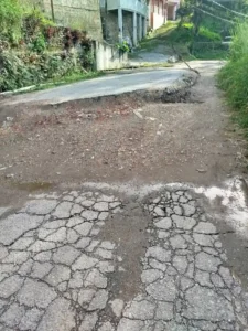 Fuertes lluvias dejan casi intransitable la carretera vieja hacia Paracotos, en el sector Maitana