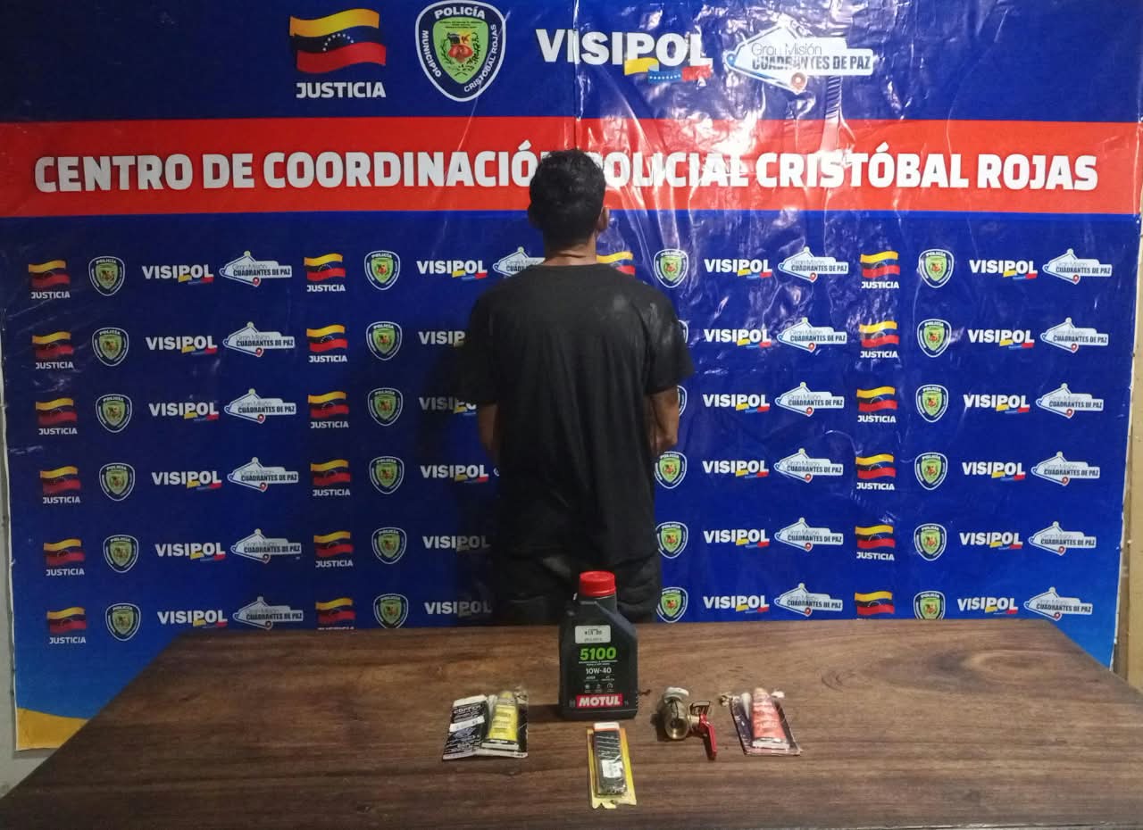 Funcionarios de la Policía Vial capturan a un sujeto tras hurtar mercancía en la tienda Titanic Center de Charallave