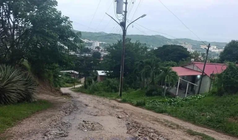 Habitantes de Gran Chaparral en Charallave denuncian falta de agua, vialidad deteriorada y poste en riesgo