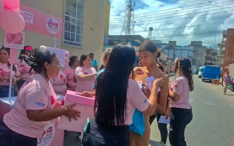 Instalan Punto Rosa para prevenir el cáncer en Ocumare del Tuy