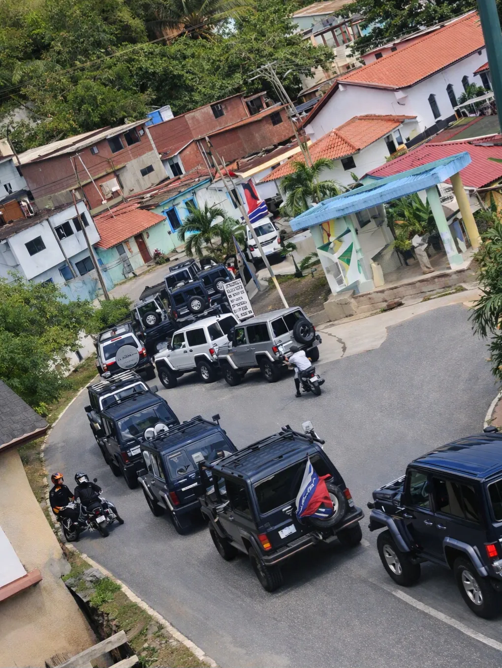 Caos vehicular y desorden empañan el domingo familiar en la entrada de Chirimena, Higuerote